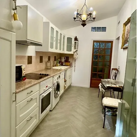 Charming In Historical House Διαμέρισμα *